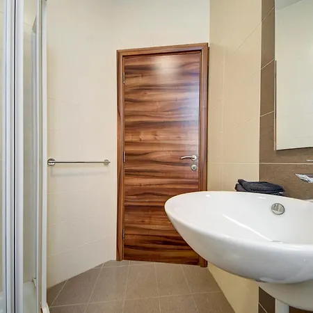 Duplex 2br Penthouse With Balcony, Rooftop & Views By 360 Estates *