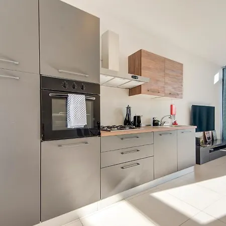 Duplex 2br Penthouse With Balcony, Rooftop & Views By 360 Estates *