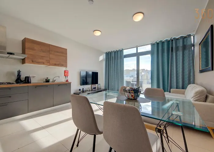 Duplex 2br Penthouse With Balcony, Rooftop & Views By 360 Estates 아파트 모스타