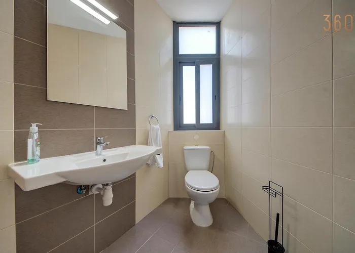 Duplex 2br Penthouse With Balcony, Rooftop & Views By 360 Estates 아파트 모스타