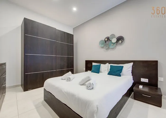 Duplex 2br Penthouse With Balcony, Rooftop & Views By 360 Estates * 모스타