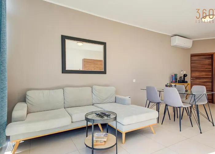 Duplex 2br Penthouse With Balcony, Rooftop & Views By 360 Estates * 모스타