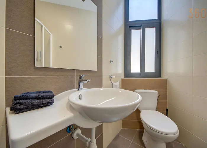 Duplex 2br Penthouse With Balcony, Rooftop & Views By 360 Estates * 모스타