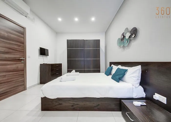 Duplex 2br Penthouse With Balcony, Rooftop & Views By 360 Estates *