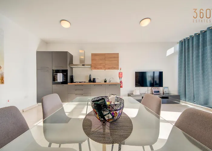 Duplex 2br Penthouse With Balcony, Rooftop & Views By 360 Estates *