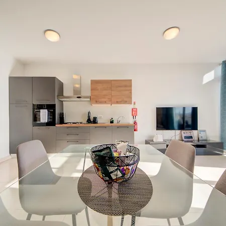 Duplex 2br Penthouse With Balcony, Rooftop & Views By 360 Estates *