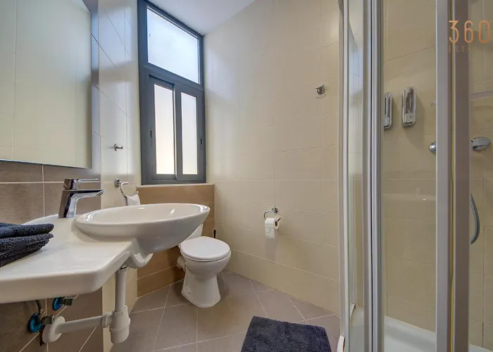 Duplex 2br Penthouse With Balcony, Rooftop & Views By 360 Estates *