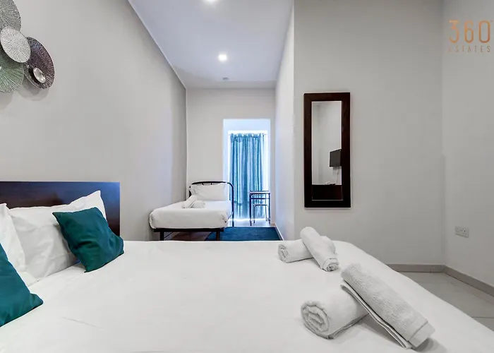 Duplex 2br Penthouse With Balcony, Rooftop & Views By 360 Estates * Mosta