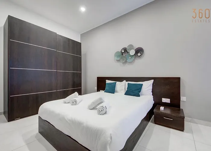 Duplex 2br Penthouse With Balcony, Rooftop & Views By 360 Estates Mosta