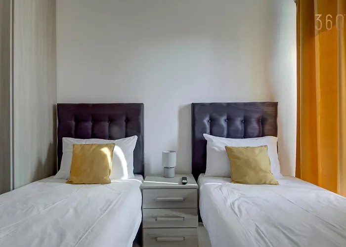 Duplex 2br Penthouse With Balcony, Rooftop & Views By 360 Estates